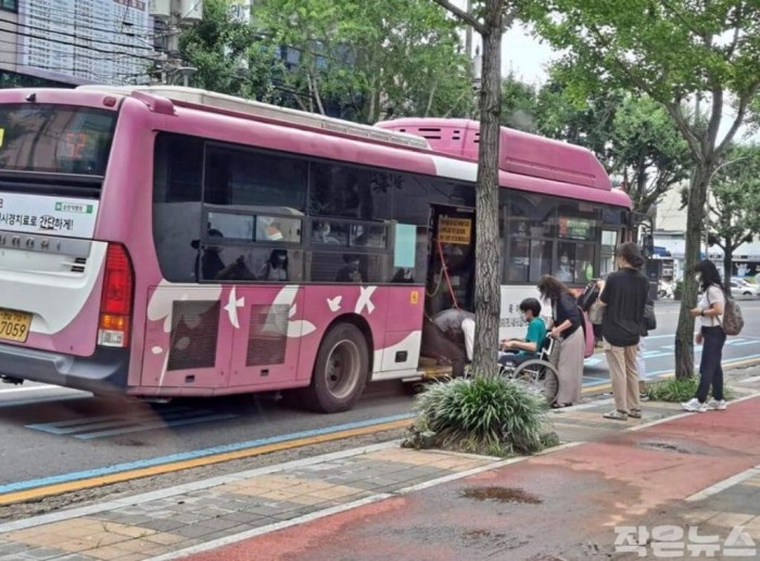 시내버스를 이용하는 교통약자와 이를 돕는 버스기사와 시민.jpg