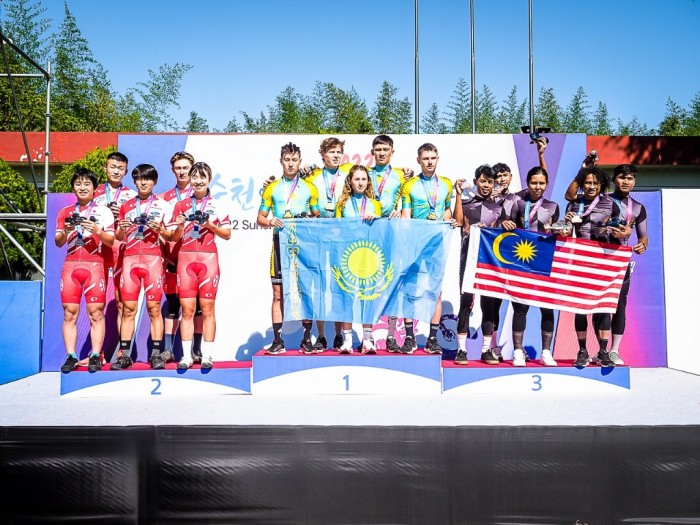 19일 대회 1일차 크로스컨트리 팀 릴레이 경기 1_3위 선수들(1위 카자흐스탄, 2위 일본, 3위 말레이시아).jpg