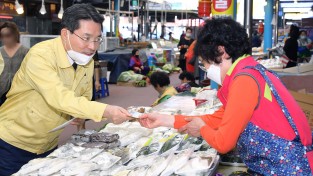 권오봉 여수시장, ‘전통시장 가는 날’ 상인들 격려